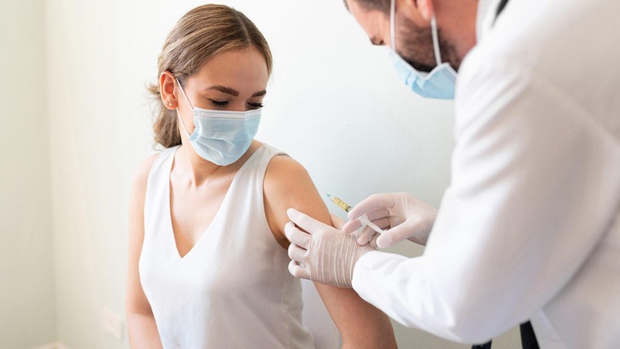 Các chuyên gia tin rằng tin đồn sai sự thật liên quan đến vaccine COVID-19 và khả năng sinh sản lần đầu tiên xuất hiện trên mạng xã hội. (Ảnh: Fox News)