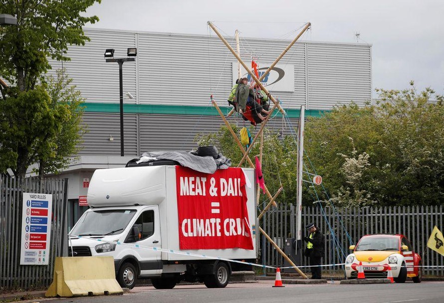 Tổ chức Animal Rebellion phong tỏa một trung tâm phân phối của McDonald hôm 22/5 (Ảnh: Reuters)