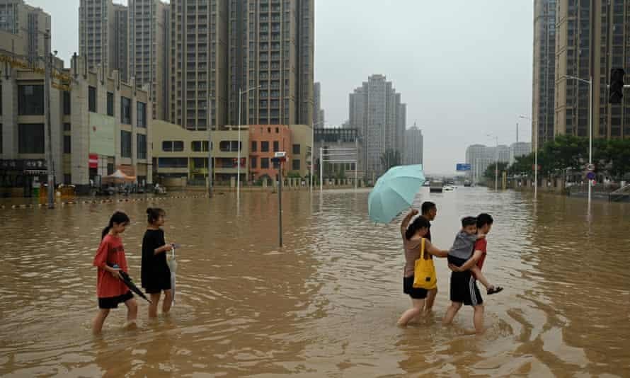 Ngập lụt ở thành phố Trịnh Châu thuộc tỉnh Hà Nam, Trung Quốc. (Ảnh: Noel Celis / AFP)