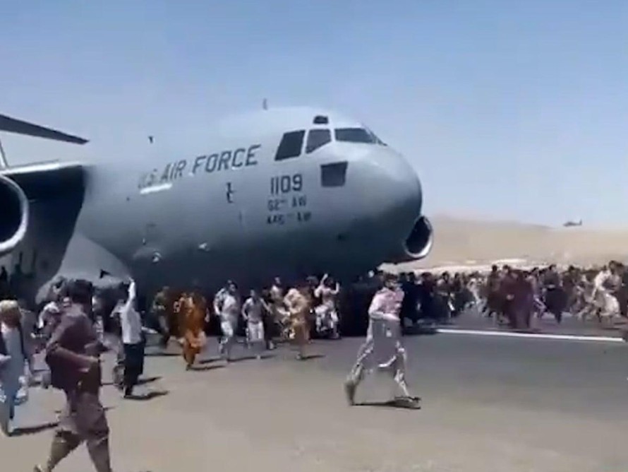 Video đám đông cố gắng leo lên máy bay quân sự của Mỹ để chạy khỏi Afghanistan