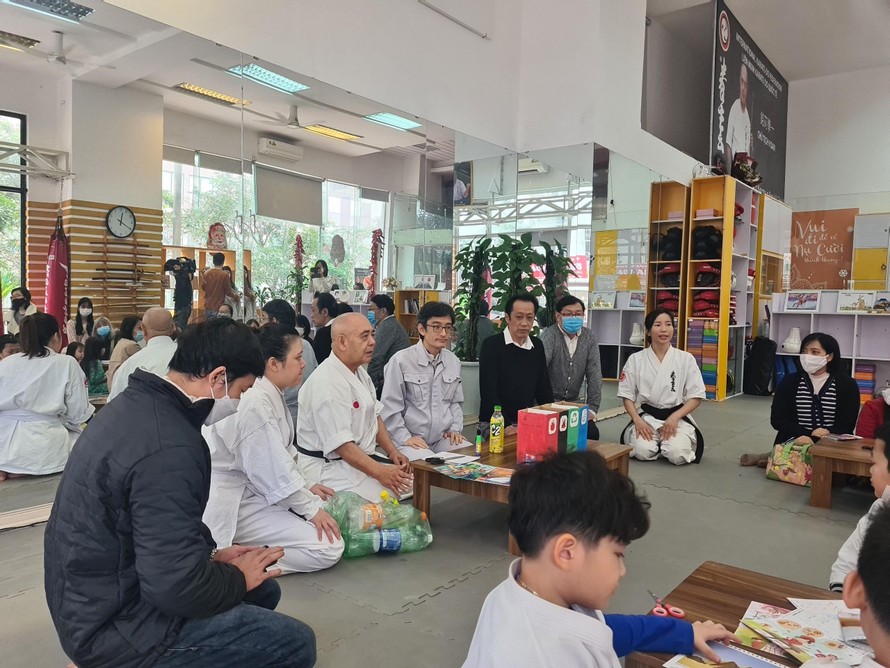 Workshop 'Lì xì Yêu thương' hướng dẫn phân loại rác và làm lì xì tái chế dành cho các võ sinh nhí 