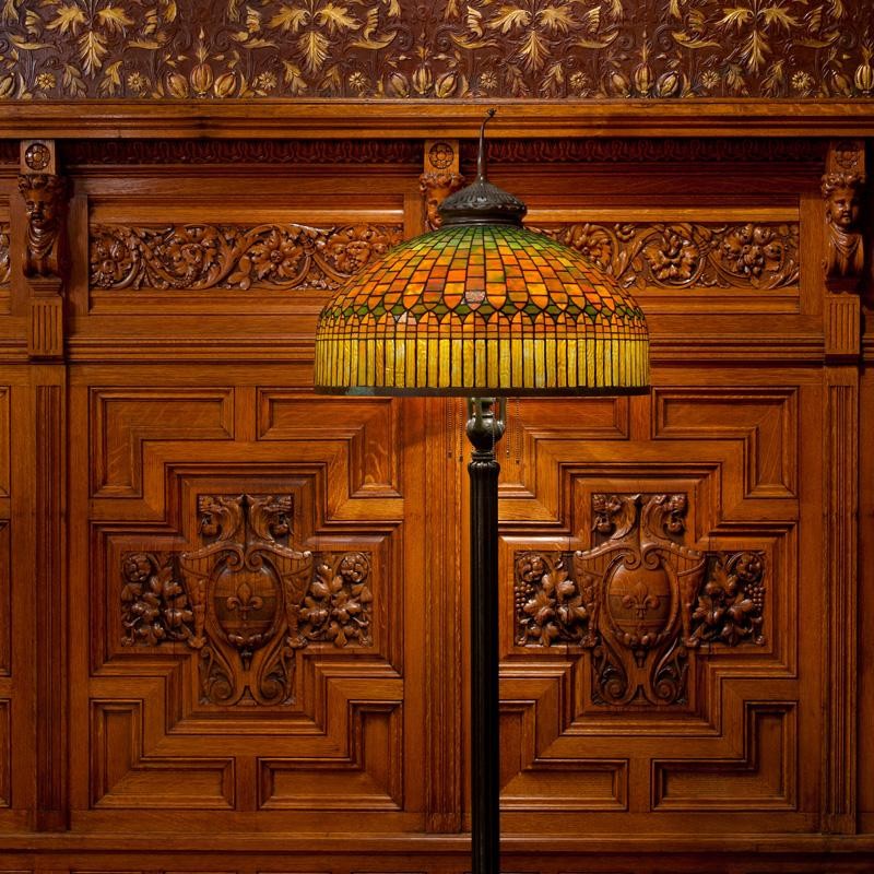 Curtain trim floor lamp (1899-1920), tác phẩm của Tiffany Studios, bảo tàng Driehaus. 