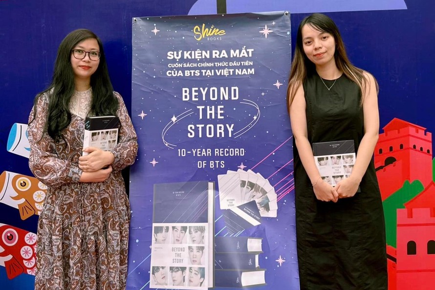 Hai dịch giả Heina Phương và Tiểu Huyền tại sự kiện ra mắt "Beyond the Story: 10-year record of BTS". 