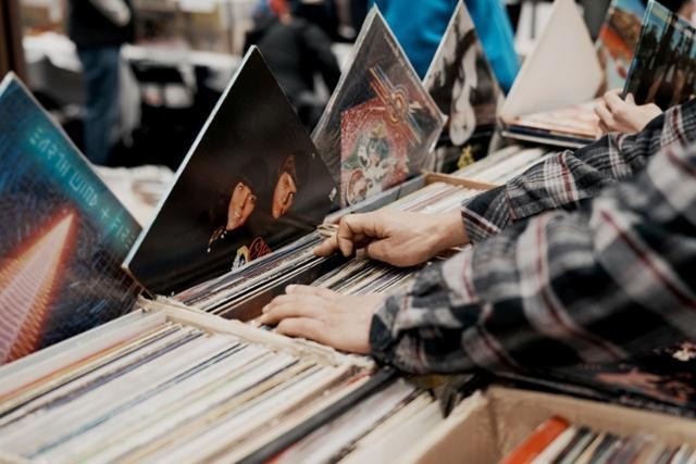 Một du khách xem qua các đĩa hát tại Seoul Record Fair (tạm dịch: Hội chợ Thu âm Seoul) được tổ chức tại COEX, Gangnam-gu, Seoul vào tháng 11 năm ngoái. Ảnh: Seoul Record Fair