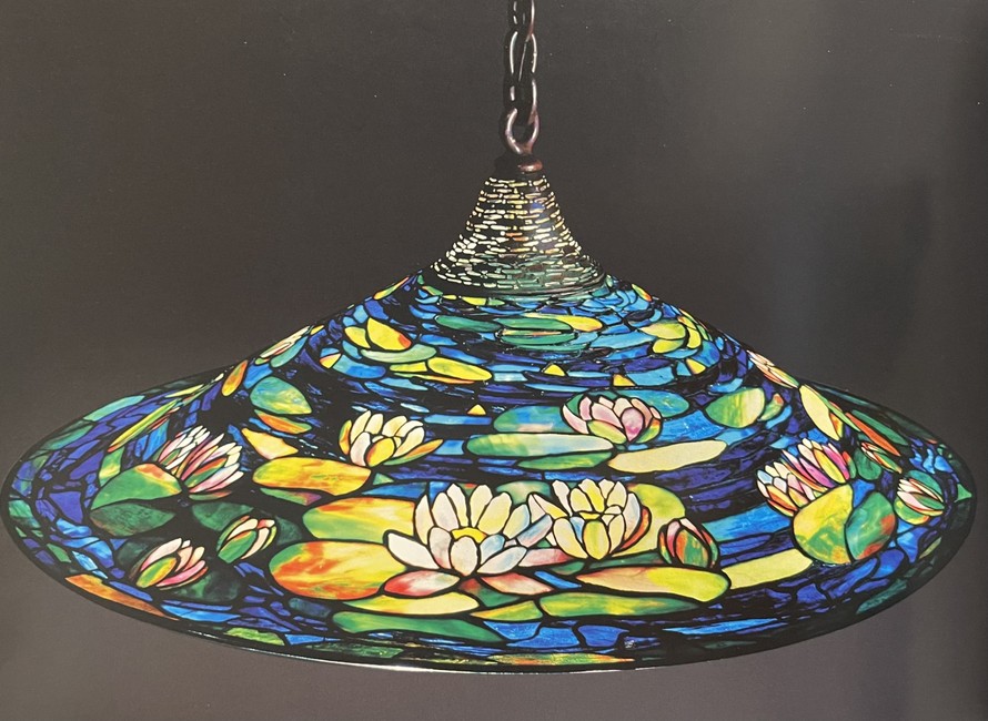 Đèn hoa súng: Viên ngọc quý trong kho tàng đèn kính màu Tiffany. Ảnh: The Lamps of Louis Comfort Tiffany