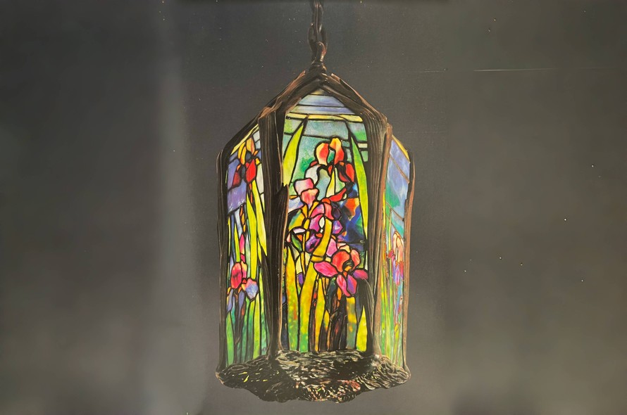Vẻ đẹp diệu kỳ của hoa diên vĩ trong nghệ thuật kính màu Tiffany. Ảnh: The Lamps of Louis Comfort Tiffany