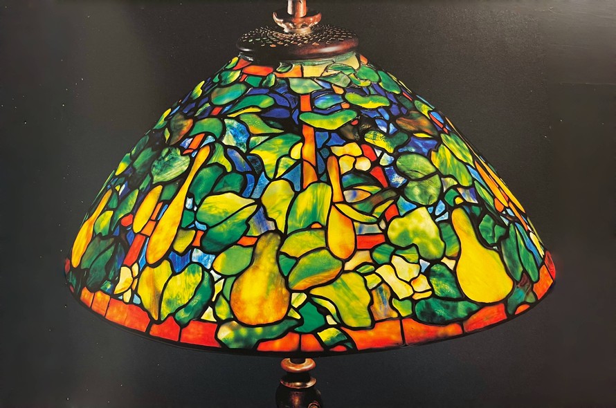 Nét đẹp tự nhiên trong từng chi tiết đèn kính màu Tiffany. Ảnh: The Lamps of Louis Comfort Tiffany