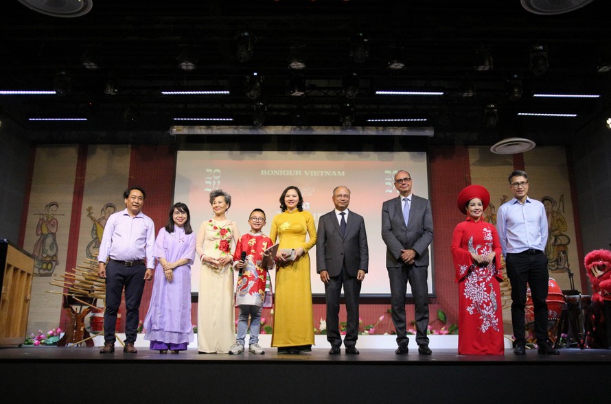 Ông Đinh Toàn Thắng, Đại sứ Việt Nam tại Pháp (đứng thứ tư từ phải sang) và bà Nguyễn Thị Vân Anh, Trưởng Phái đoàn Việt Nam bên cạnh UNESCO (đứng thứ năm từ trái sang) cùng Đại diện Ban tổ chức Sự kiện Bonjour Viet Nam. 