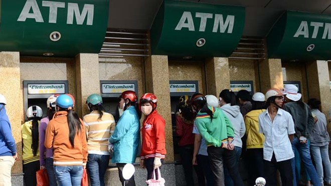 ATM quá tải Tết, ngân hàng trả lương tại nhà máy