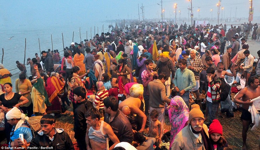 Hàng nghìn người đổ về thánh lễ Magh Mela lớn nhất hành tinh