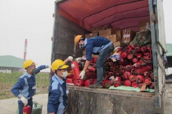 Tiêu hủy 12 tấn tấn thuốc lá, bình cứu hỏa không rõ nguồn gốc