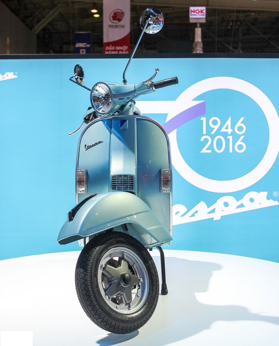 Vespa PX 125 bản đặc biệt khác lạ với màu xanh hiếm