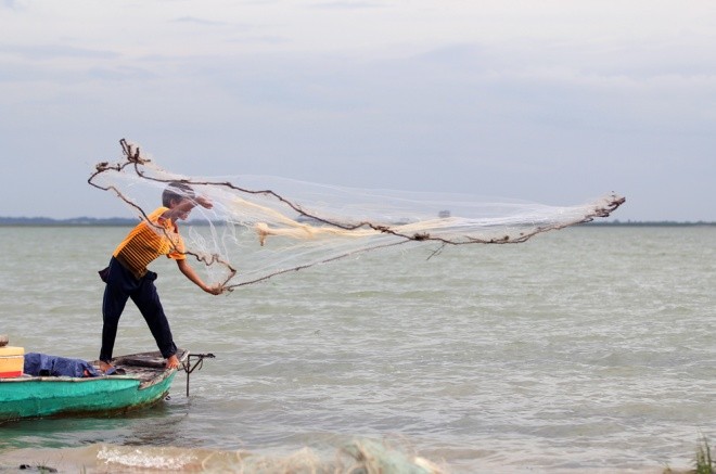 Cuộc mưu sinh của trẻ Việt kiều không quốc tịch bên hồ Dầu Tiếng