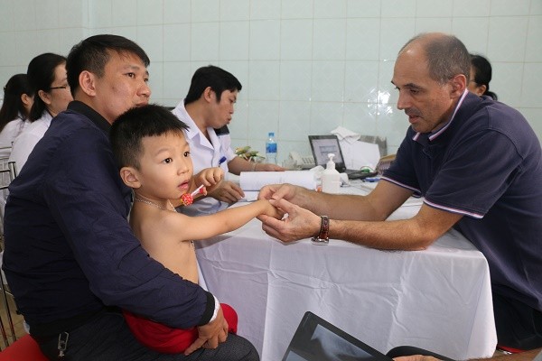 Các bác sỹ và chuyên gia khám sàng lọc cho trẻ em - Ảnh: Báo Dân sinh