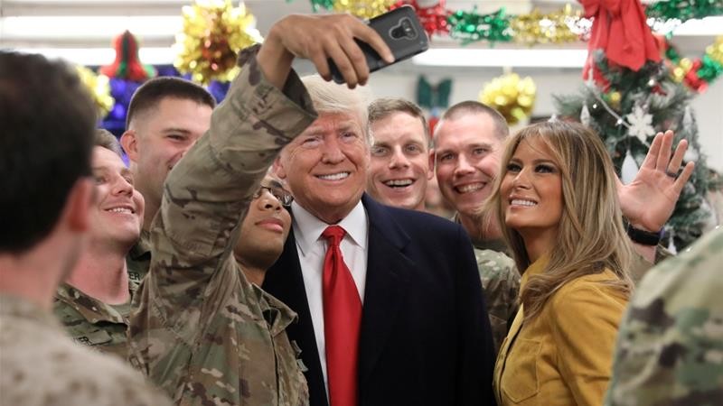 Tổng thống Mỹ Donald Trump cùng phu nhân Melania Trump thăm các binh sĩ Mỹ đồn trú tại căn cứ không quân Ain al-Asad (Iraq) vào hôm 26/12/2018. Ảnh: Reuters.