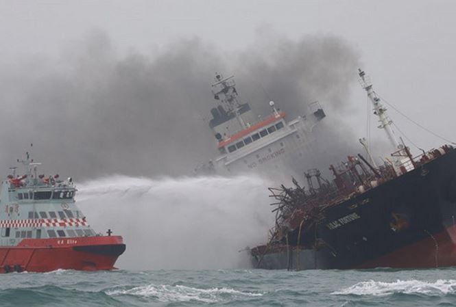 Tau Aulac Fortune bốc cháy ngoài khơi Hong Kong.