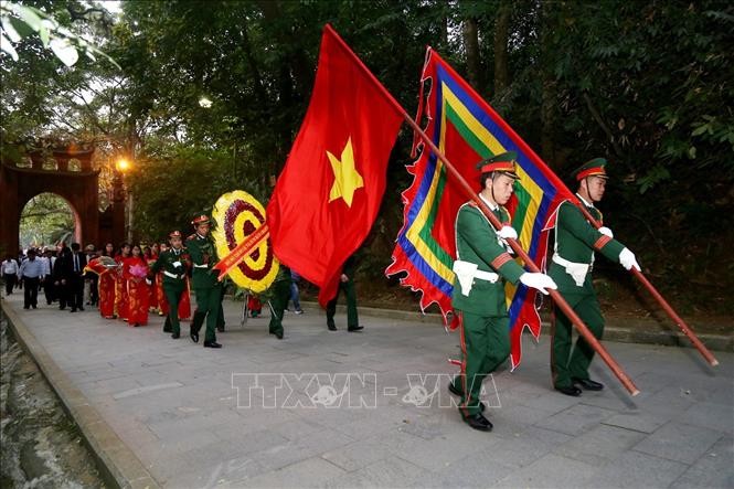 Đoàn đại biểu hành lễ lên Đền Thượng dâng hương tưởng nhớ các Vua Hùng. Ảnh: Trung Kiên/TTXVN