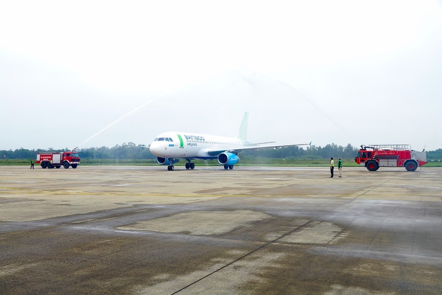 Nghi lễ phun vòi rồng trang trọng chào đón chuyến bay Hà Nội - Vinh của Bamboo Airways