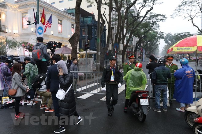 Phóng viên quốc tế chờ đưa tin Chủ tịch Triều Tiên Kim Jong-un đến Hà Nội - Ảnh: Vietnamplus