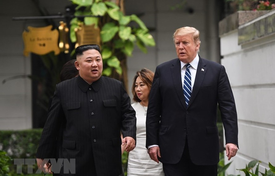 Tổng thống Mỹ Donald Trump (phải) và Chủ tịch Triều Tiên Kim Jong-un tới phòng họp để bắt đầu cuộc gặp mở rộng với quan chức hai nước tại Hà Nội ngày 28/2/2019. (Ảnh: AFP/TTXVN)