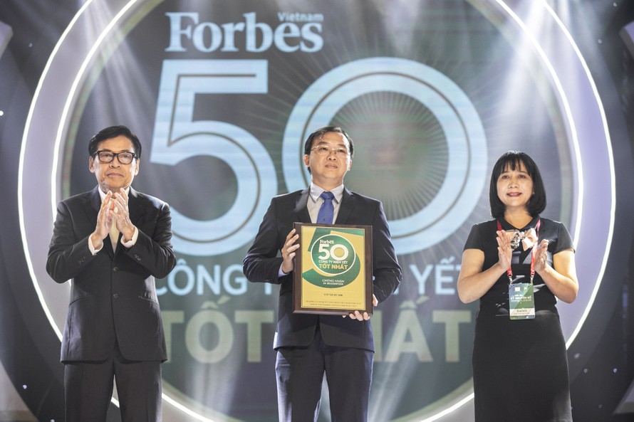 Ông Lê Thành Liêm – Giám đốc Điều hành Tài Chính Vinamilk nhận kỷ niệm chương của Forbes VN trong Lễ vinh danh “50 công ty niêm yết tốt nhất Việt Nam 2019”