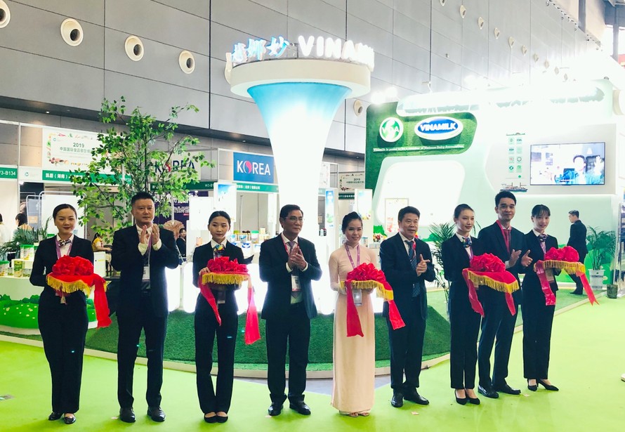 Các đại biểu thực hiện nghi thức khai trương khu vực giới thiệu sản phẩm của Vinamilk tại Triển lãm