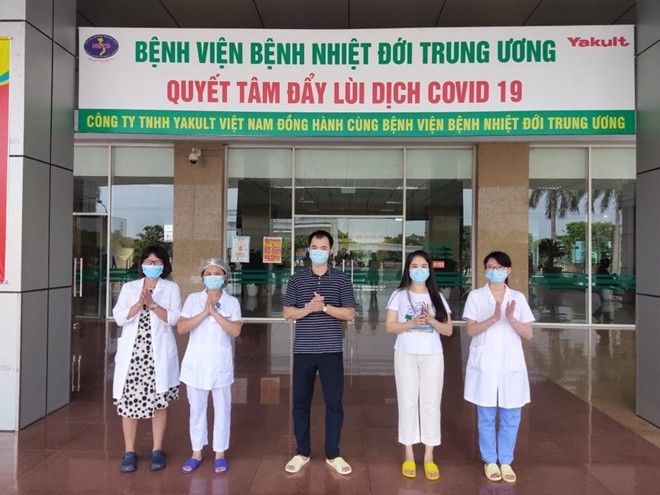 Hai bệnh nhân được Bệnh viện Bệnh Nhiệt đới Trung ương công bố khỏi bệnh sáng 16/7 - Ảnh: CAND