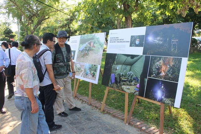 Công chúng thưởng lãm các tác phẩm trưng bày - Ảnh: Đại đoàn kết