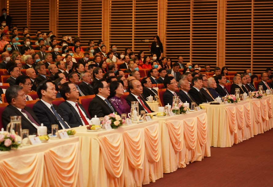 Lãnh đạo Đảng, Nhà nước và lãnh đạo các ban, bộ, ngành Trung ương, các đồng đồng chí nguyên lãnh đạo Bộ Ngoại giao qua các thời kỳ tham dự sự kiện. Ảnh: VGP/Hải Minh