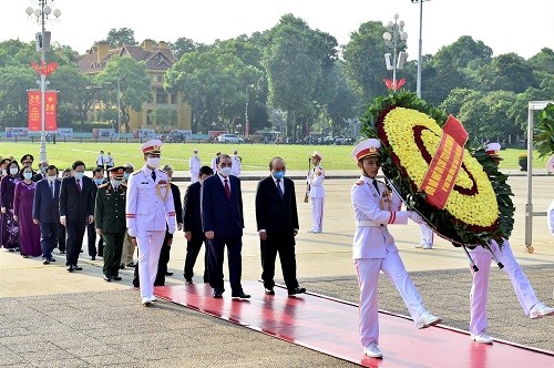 Lãnh đạo Đảng, Nhà nước vào Lăng viếng Chủ tịch Hồ Chí Minh - Ảnh: VGP/Đoàn Bắc