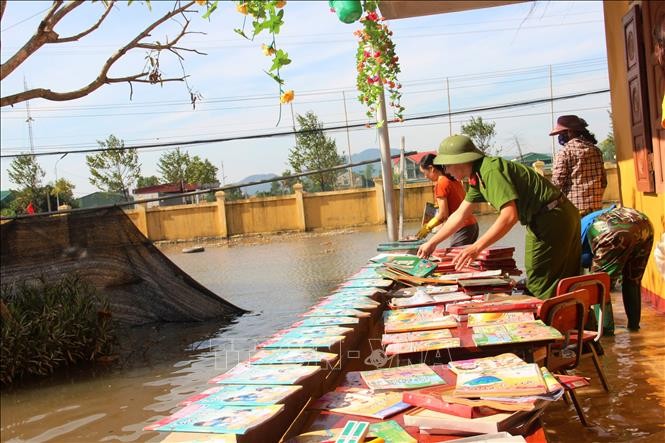 Xúc động hình ảnh thầy cô vùng lũ phơi sách vở giữa 'biển nước'