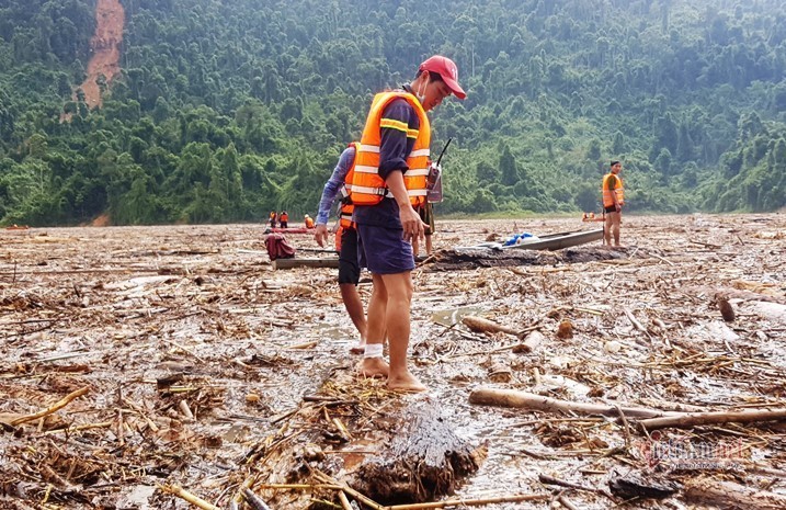 Thi thể được tìm thấy cách hiện trường vụ sạt lở gần 3 km - Ảnh: VietNamNet