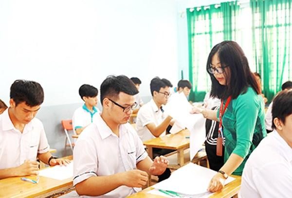 Thi lên THPT hay học nghề là lựa chọn khó khăn với nhiều học sinh.