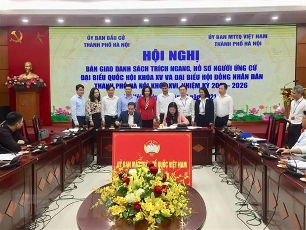 Ký biên bản bàn giao danh sách trích ngang, hồ sơ người ứng cử đại biểu Quốc hội khóa XV và đại biểu HĐND thành phố Hà Nội khóa XVI. (Ảnh: Nguyễn Thắng/TTXVN)