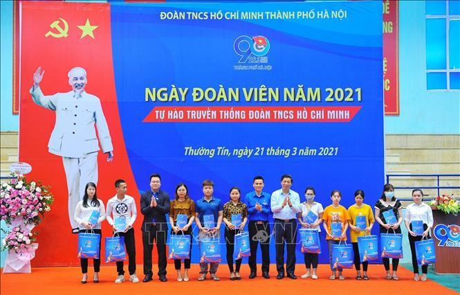 Đại diện Thành đoàn Hà Nội trao tặng quà cho các công nhân có hoàn cảnh khó khăn. Ảnh: Minh Đức/TTXVN