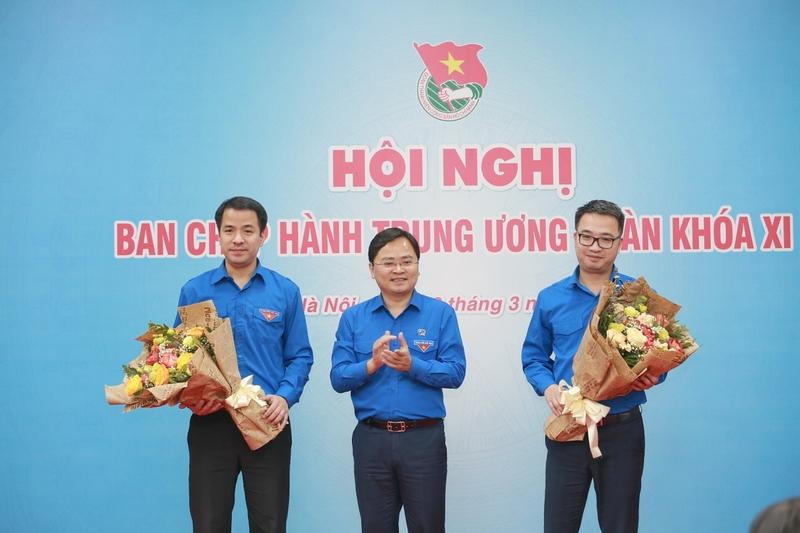 Đồng chí Nguyễn Anh Tuấn - Ủy viên Trung ương Đảng, Bí thư thứ nhất Trung ương Đoàn, Chủ tịch Hội LHTN Việt Nam chúc mừng 2 đồng chí vừa được bầu tham gia Ban Bí thư Trung ương Đoàn. Ảnh: doanthanhnien.vn