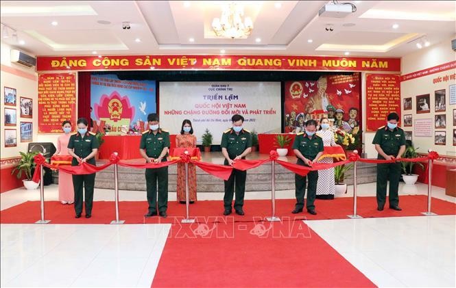 Cắt băng khai mạc triển lãm. Ảnh: Xuân Khu - TTXVN