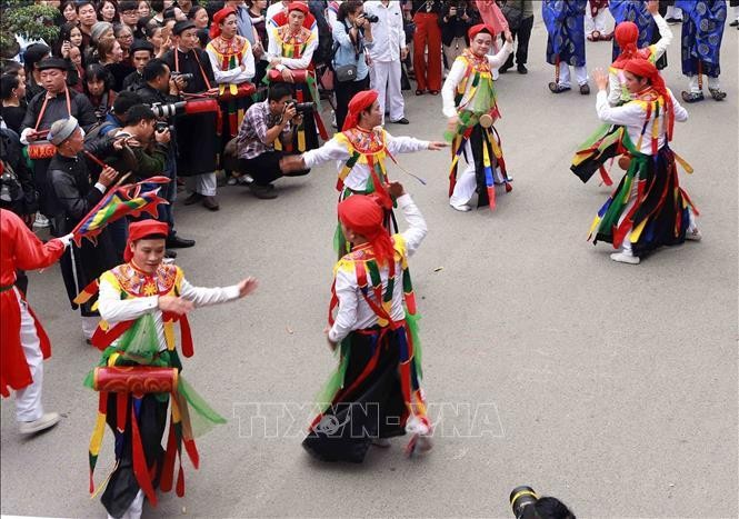 Tương truyền khi xưa, Phùng Hưng sau khi đánh thắng giặc Đường thì nghỉ chân tại thành Tống Bình (làng Triều Khúc ngày nay). Ngài lệnh cho một số lính nam cải trang thành nữ múa để khích lệ tinh thần quân sĩ sau này điệu múa trở thành điệu múa có một không hai của hội làng Triều Khúc. Ảnh tư liệu: Hoàng Hùng/TTXVN