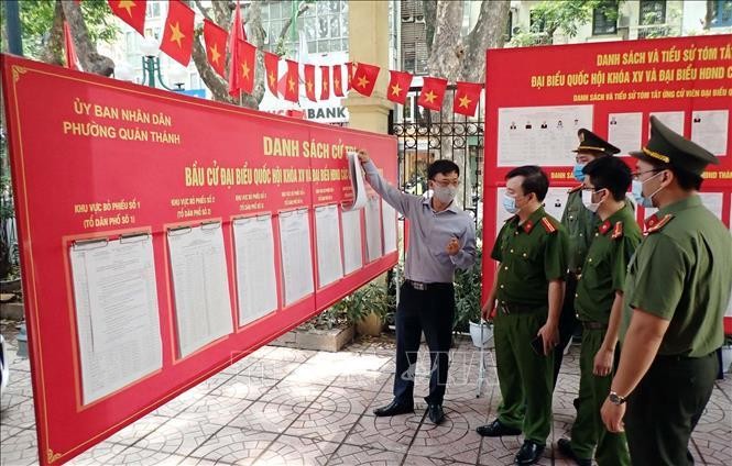 Công an quận Ba Đình, Thành phố Hà Nội đảm bảo chủ động từ sớm, từ xa để công tác bảo vệ Ngày bầu cử được an toàn trong mọi tình huống tại điểm bầu cử ở phường Quán Thánh. Ảnh: Anh Tuấn/TTXVN