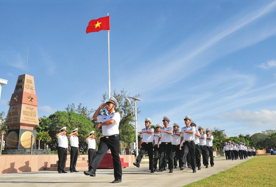 Lễ Chào cờ trên đảo Song Tử Tây (huyện đảo Trường Sa, tỉnh Khánh Hòa)_Ảnh: Vĩnh Thành