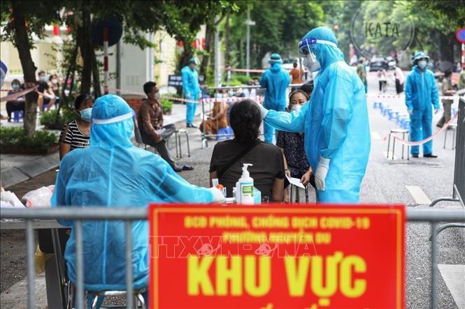 Hà Nội lấy mẫu xét nghiệm cho người dân khu vực nguy cơ. Ảnh: TTXVN.