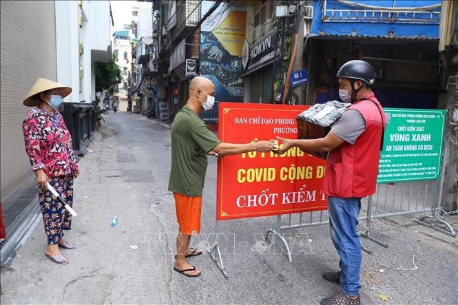 Nhân viên giao hàng khi tham gia hoạt động vận chuyển, giao nhận hàng hóa, bưu phẩm, bưu chính có Giấy chứng nhận kết quả xét nghiệm âm tính với SARS-CoV-2 còn hiệu lực. Ảnh minh họa: Hoàng Hiếu/TTXVN