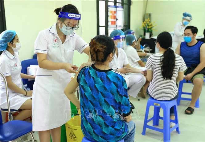 Hà Nội tiêm vaccine phòng COVID-19 cho người dân. Ảnh: TTXVN