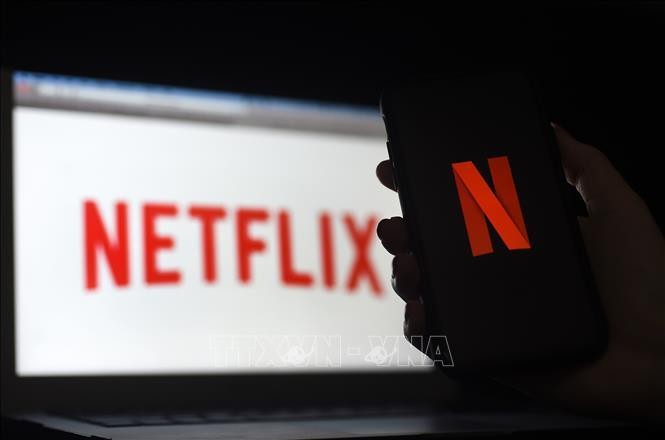 Biểu tượng Netflix trên màn hình máy tính và điện thoại di động ở Arlington, Virginia, Mỹ. Ảnh: AFP/TTXVN