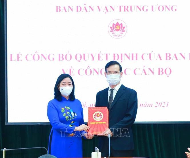 Đồng chí Nguyễn Thị Thu Hoài, Bí thư Trung ương Đảng, Trưởng Ban Dân vận Trung ương trao quyết định cho đồng chí Triệu Tài Vinh. Ảnh: Phương Hoa/TTXVN