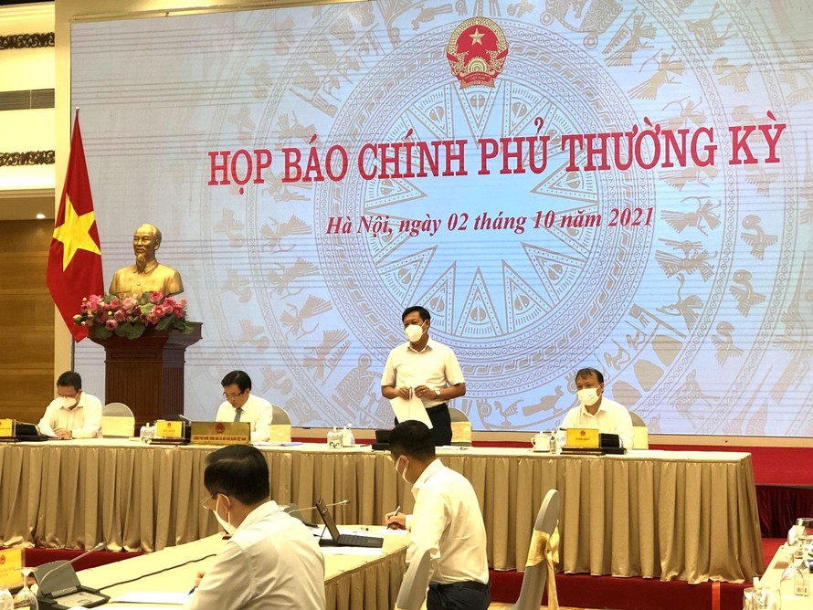 Thứ trưởng Bộ Y tế Đỗ Xuân Tuyên cung cấp thông tin cho báo chí tại cuộc họp báo.