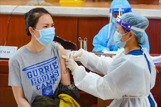 Người dân tiêm vaccine tại điểm tiêm Trung tâm Văn hóa quận Sơn Trà (Đà Nẵng). Ảnh: Văn Dũng/TTXVN