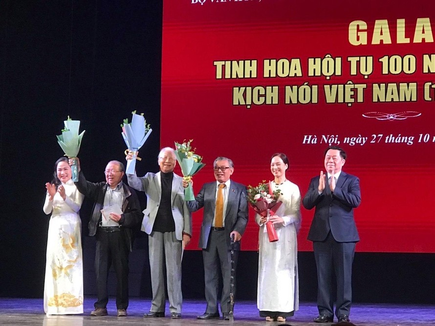 Tri ân các nghệ sỹ lão thành tại Gala "Tinh hoa hội tụ 100 năm sân khấu kịch nói Việt Nam". Ảnh: T.H