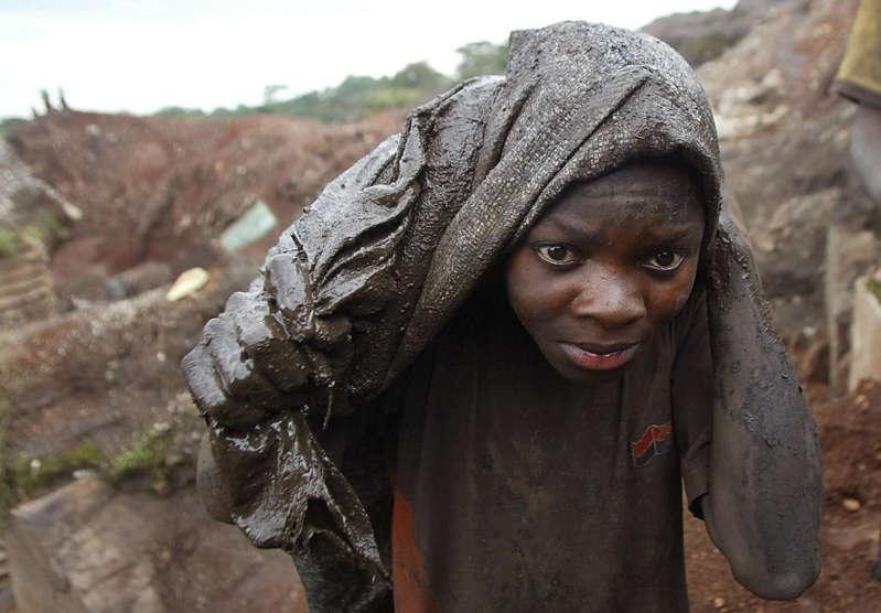 Một cậu bé làm việc tại mỏ cô ban ở Congo. Ảnh: AP