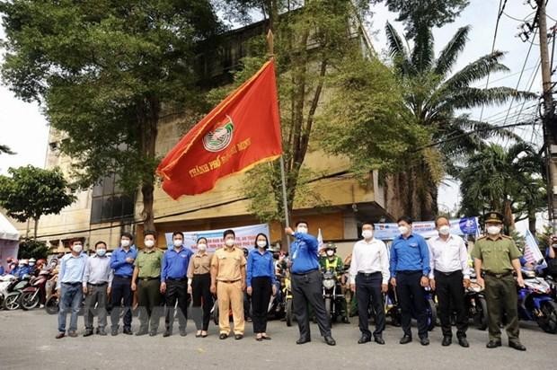 Các đại biểu thực hiện nghi thức xuất quân của đợt ra quân bảo đảm an toàn giao thông. (Ảnh: Hồng Giang/TTXVN)